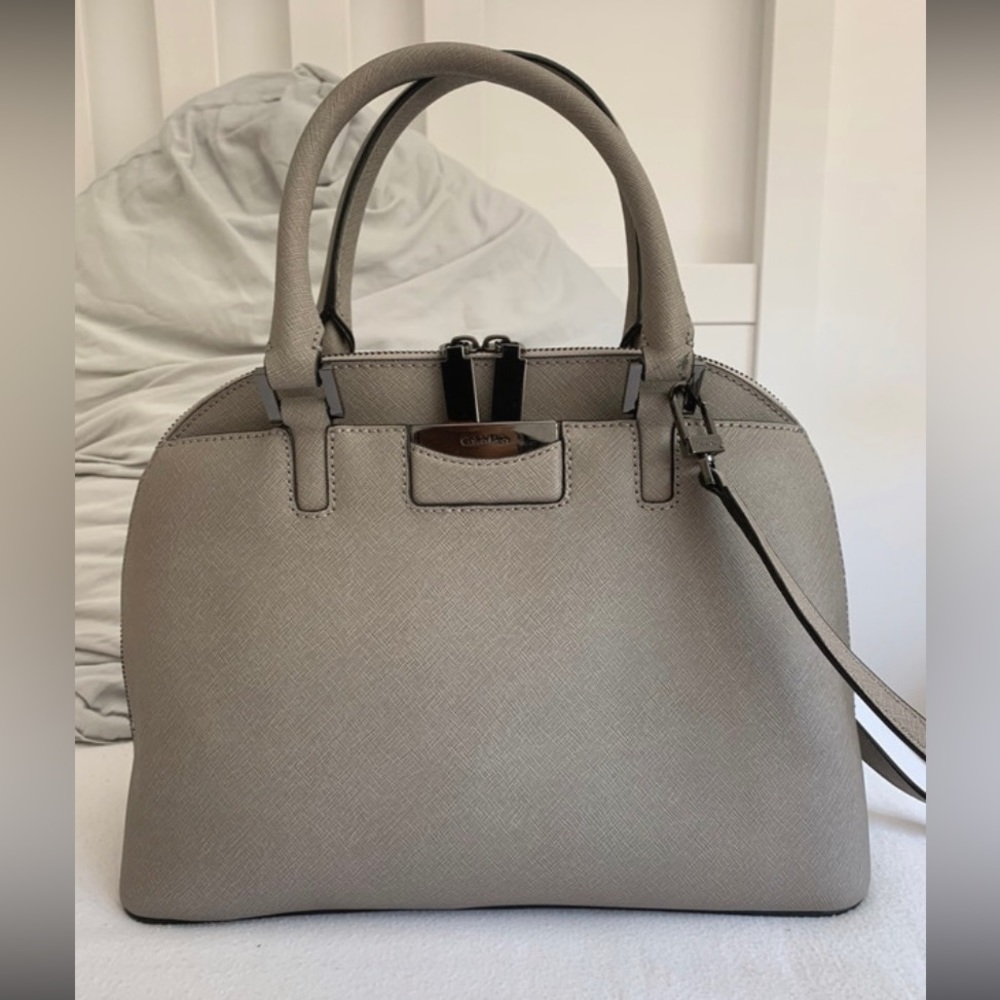 Beautiful Calvin Klein handbag— very lightly used and in like new condition